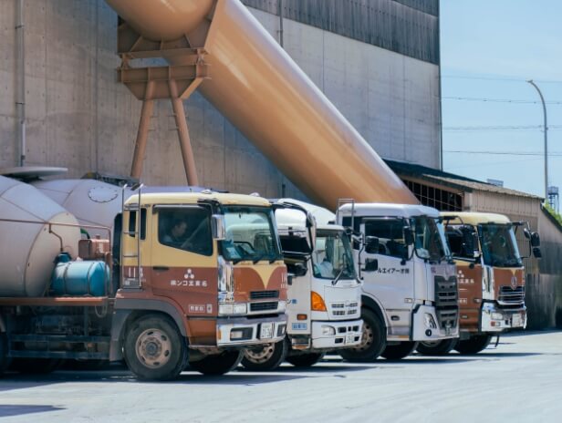名東生コン株式会社_ミキサー車