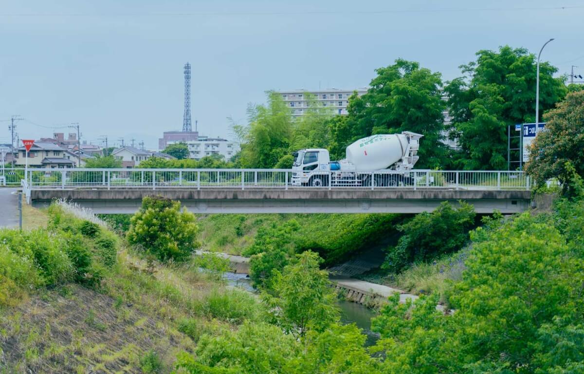 名東生コン株式会社_生コン運搬